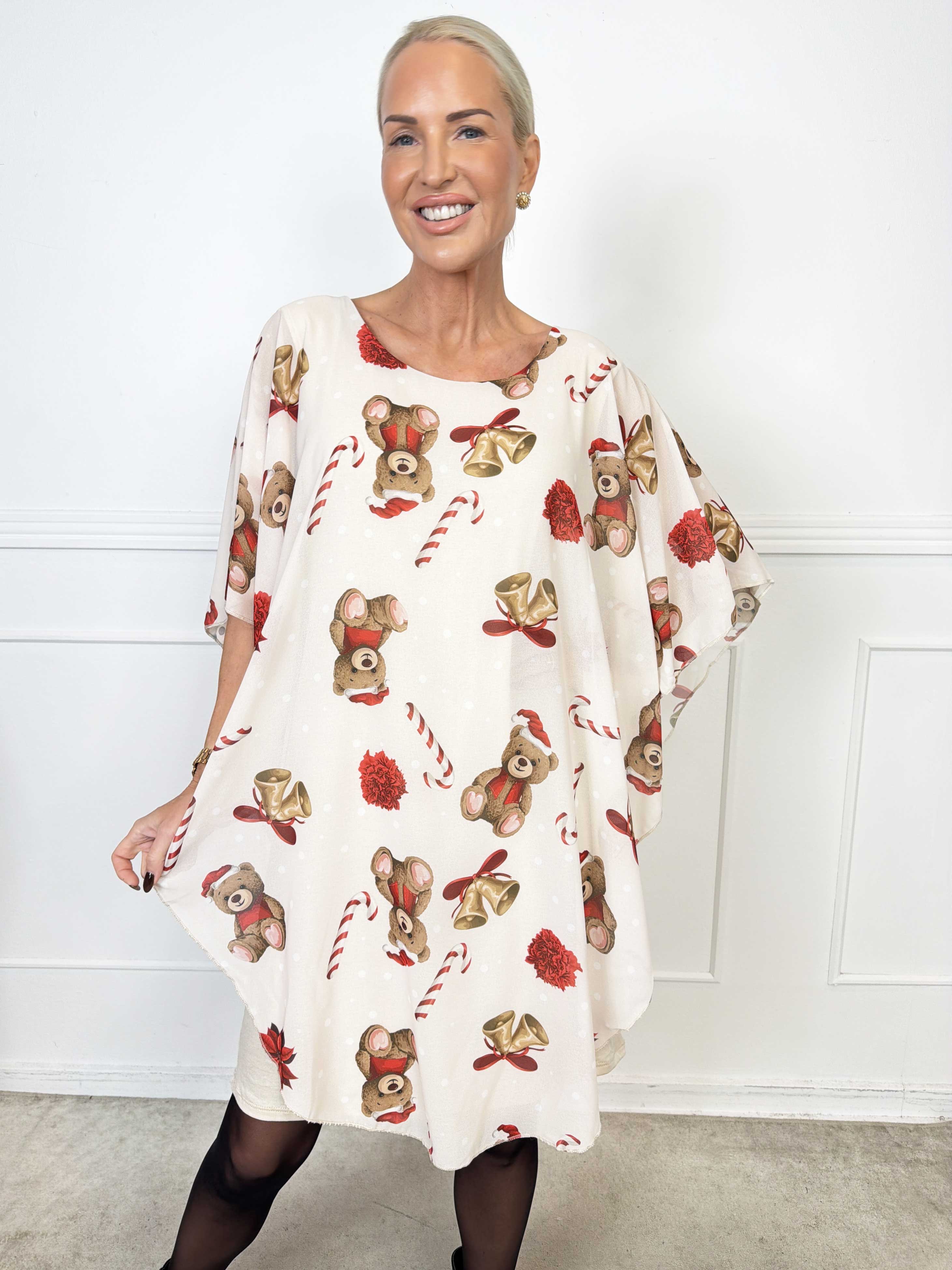 Kenya Kandis - Tunikaklänning i plus size med fina chiffonlager och charmiga julmotiv